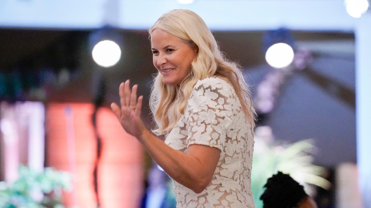 Prinzessin-Mette-Marit-Bei-dieser-Feier-hatte-sie-einen-Vogel.jpg
