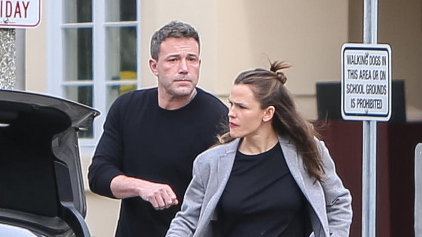 Ben-Affleck-Erwischt-Ueberraschend-herzlicher-Kuschel-Moment-mit-Ex-Frau-Jennifer-Garner.jpg