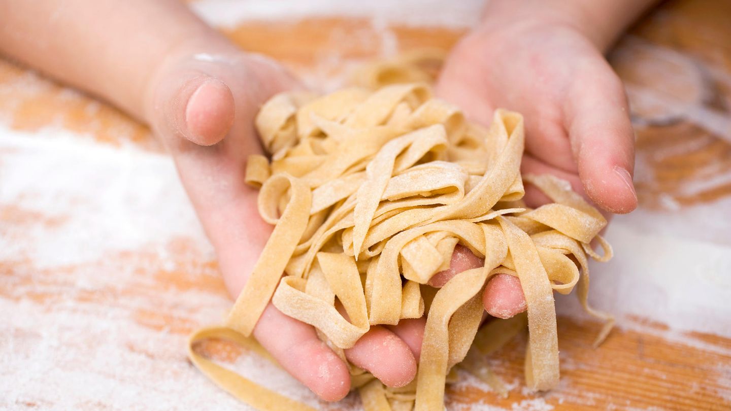 Blitz-Rezept-Jamie-Olivers-schnelle-2-Zutaten-Tagliatelle-–-ganz-ohne-Nudelmaschine.jpg