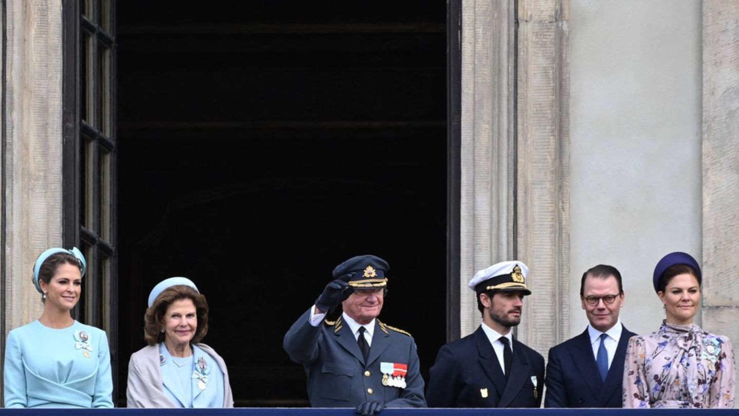 Carl-Gustaf-gruesst-vom-Balkon.jpg