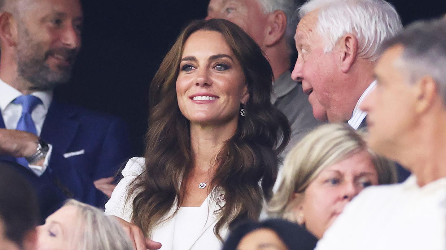 Catherine-Princess-of-Wales-Kamera-faengt-diesen-Moment-im-Stadion-ein.jpg