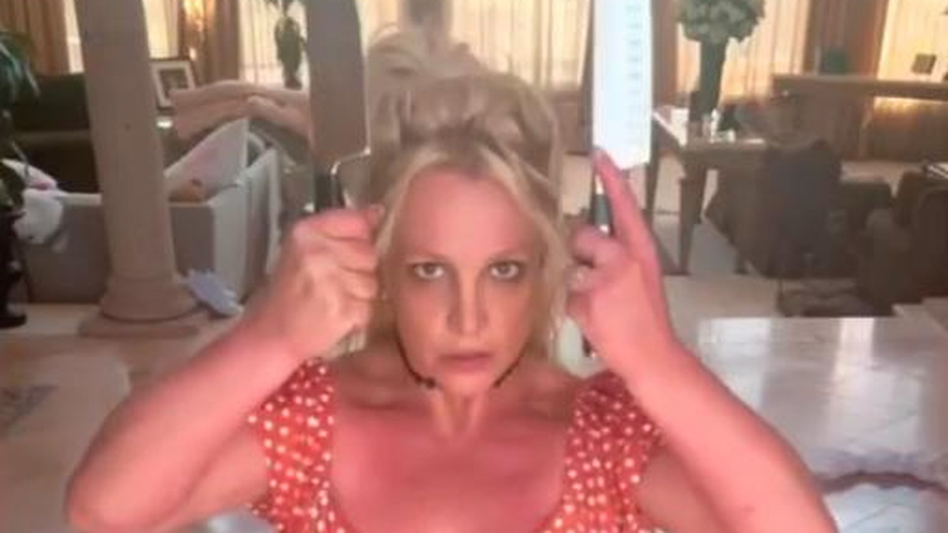 Die-Polizei-untersuchte-Britney-Spears-wegen-Messertanz.jpg