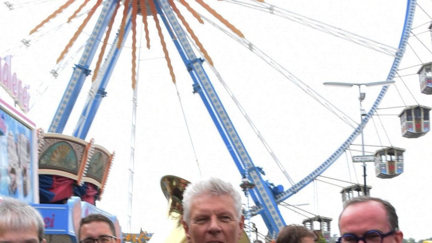 Dieter-Reiter-eroeffnet-mit-zwei-Schlaegen.jpg