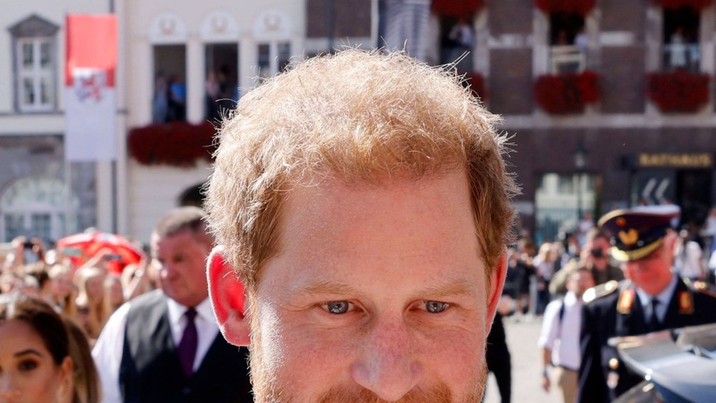 Er-besucht-allein-Grabstaette-der-Queen.jpg