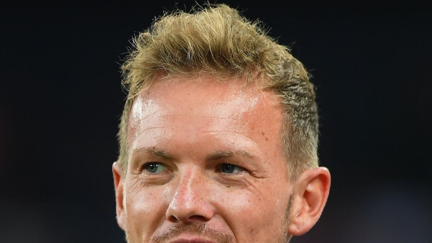 Er-unterschreibt-als-neuer-DFB-Trainer.jpg