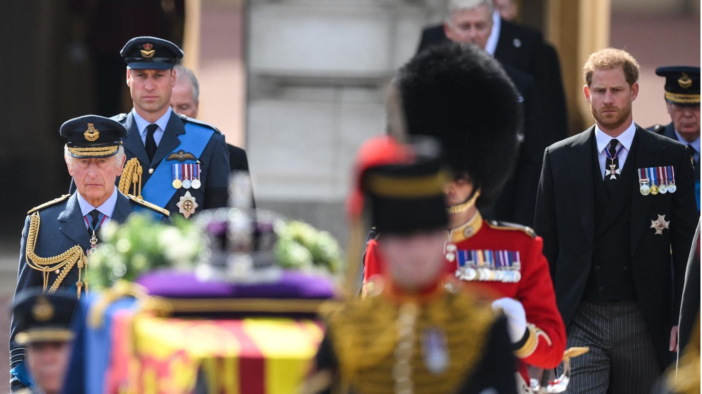 Heute-vor-1-Jahr-Queen-Elizabeth-verliess-zum-letzten-Mal-den-Buckingham-Palast.jpg