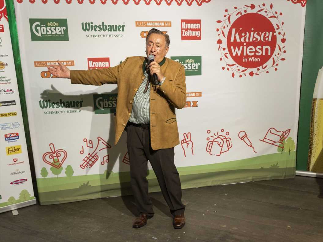 I-bin-der-Lugner-ole-ole-Moertel-traellerte-Schlager-Song-bei-Wiener-Wiesn-PK.jpg