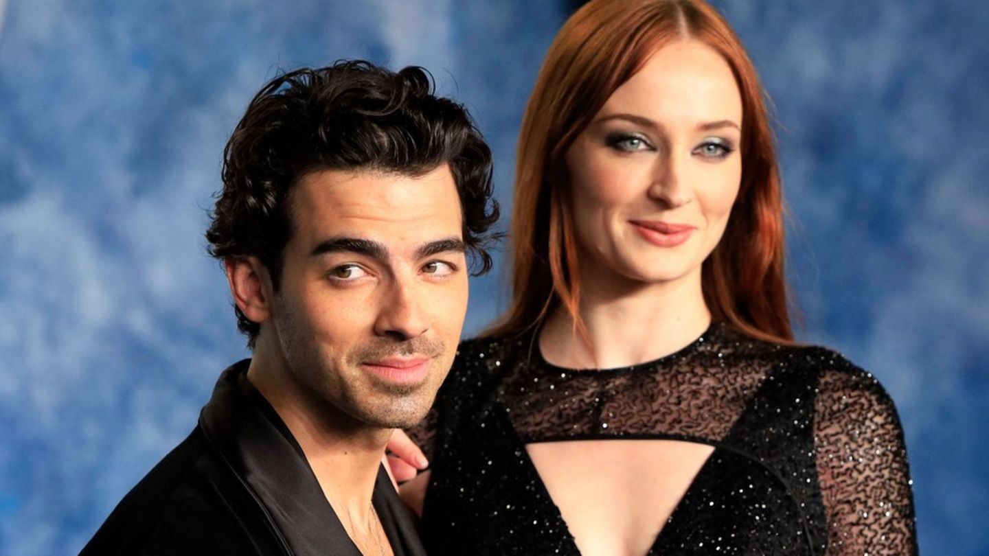 Joe-Jonas-zeigt-sich-mit-Ehering.jpg