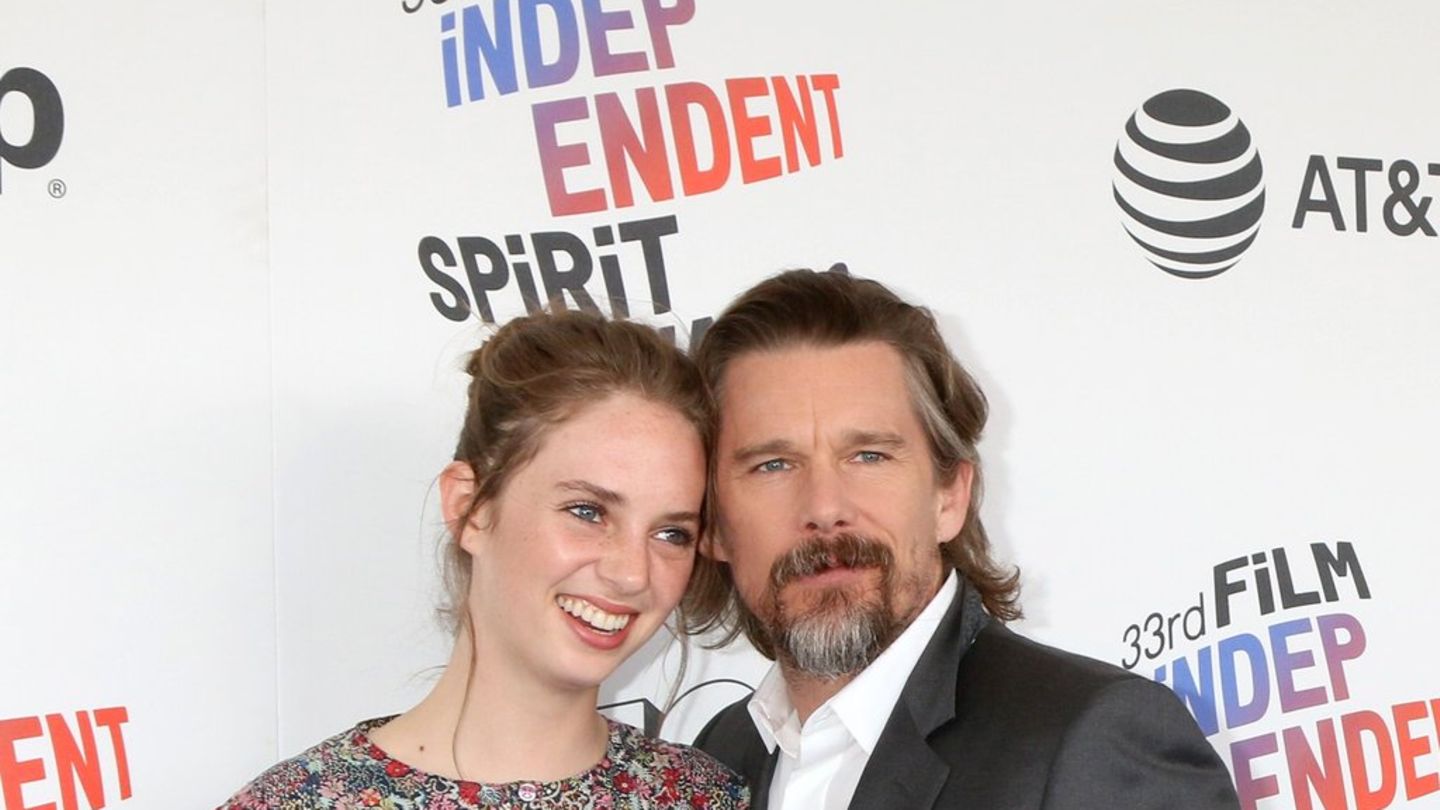 Maya-Hawke-witzelt-ueber-ihre-Familie.jpg