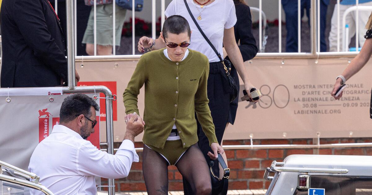 Mit-Micropants-und-raspelkurzen-Haaren-besucht-Emma-Corrin-Venedig.jpg
