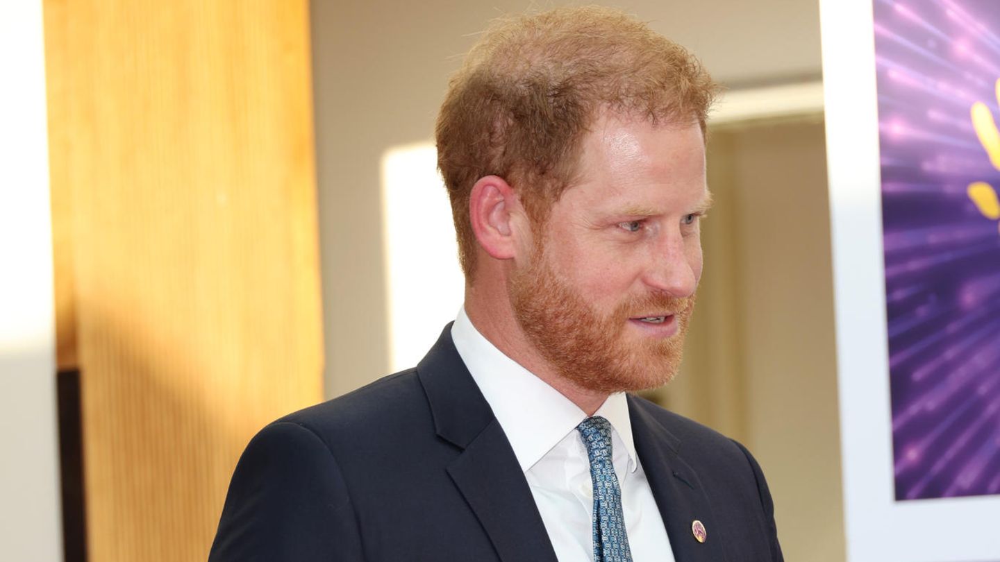 Prinz-Harry-In-London-gedenkt-er-der-Queen-–-und-erklaert-Meghans-Abwesenheit.jpg