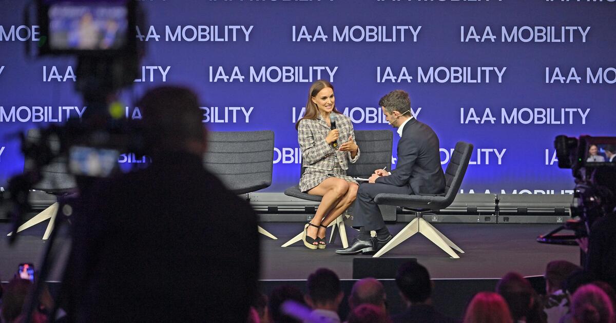 Schauspielerin-Natalie-Portman-zeigt-sich-bei-IAA-in-Muenchen-ohne-Ehering.jpg