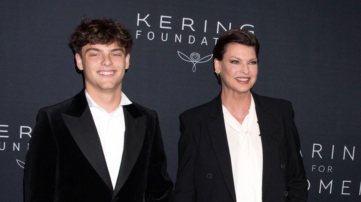 Seltener-Red-Carpet-Auftritt-Linda-Evangelista-strahlt-mit-Sohn-Augustin-um-die-Wette.jpg