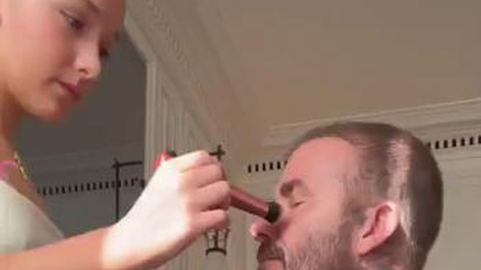 Suessester-Papa-David-Beckham-laesst-sich-von-Harper-schminken.jpg