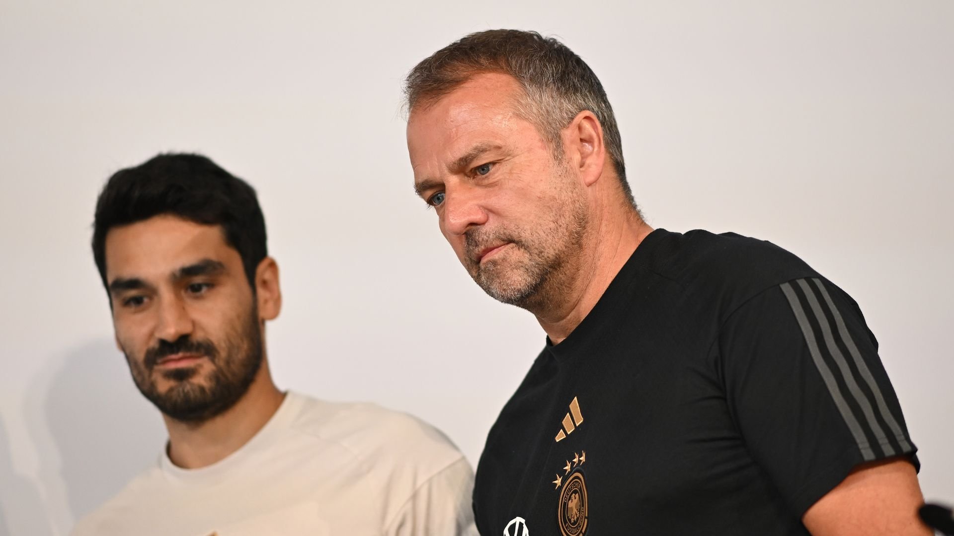 Super-Trainer-Ilkay-Guendogan-traurig-ueber-Hansi-Flick-Aus.jpg