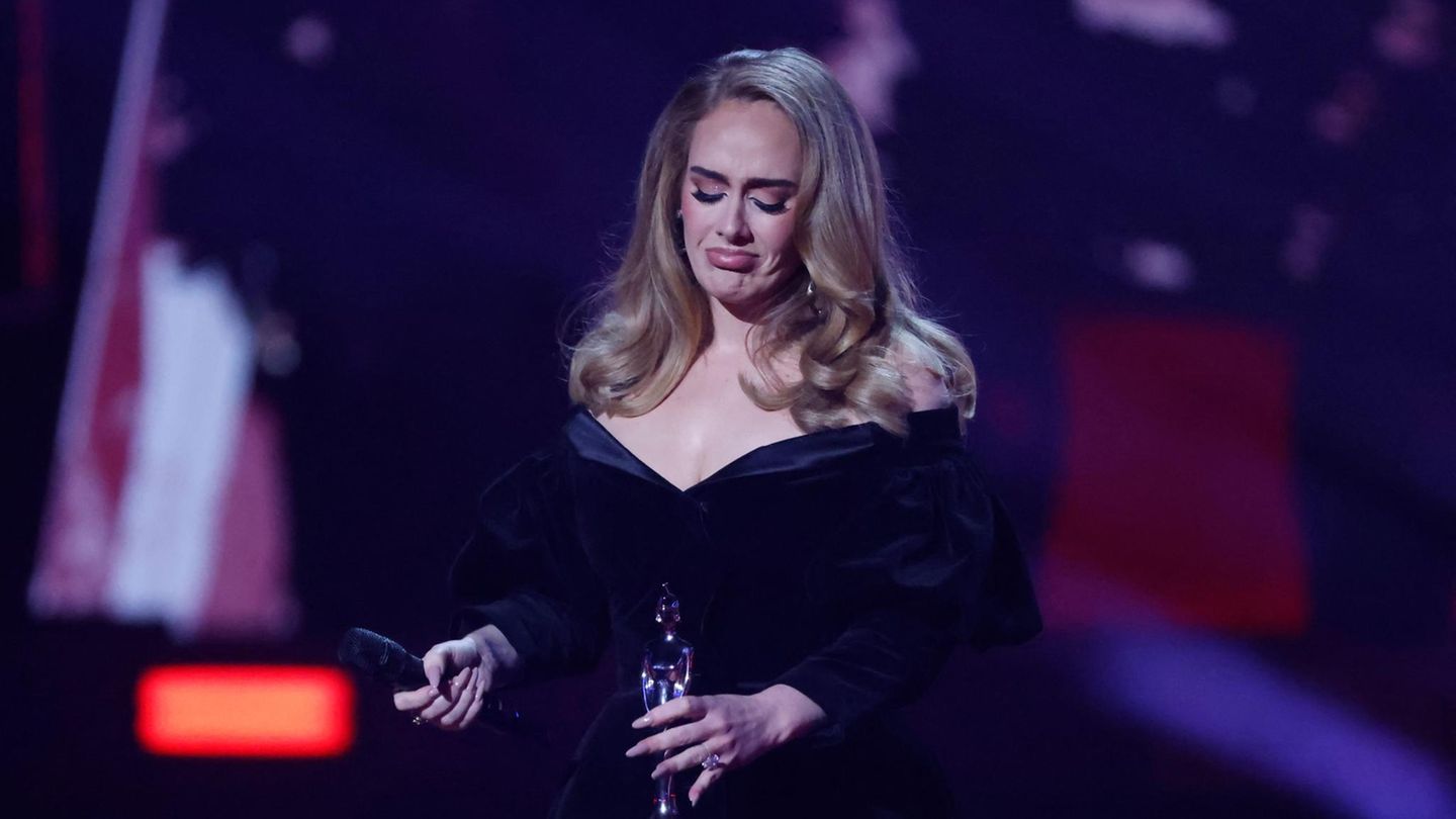 Adele-Ploetzlicher-Tod-von-Matthew-Perry-laesst-sie-ihr-Konzert-unterbrechen.jpg