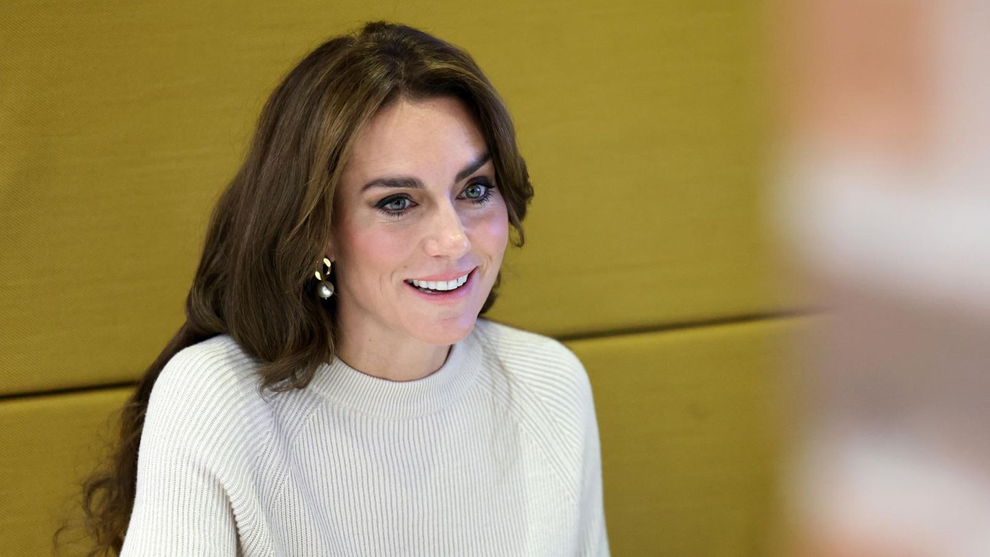 Catherine-Princess-of-Wales-Beim-Universitaetsbesuch-schwelgt-sie-in-Erinnerungen-an-ihre-Studienzeit.jpg