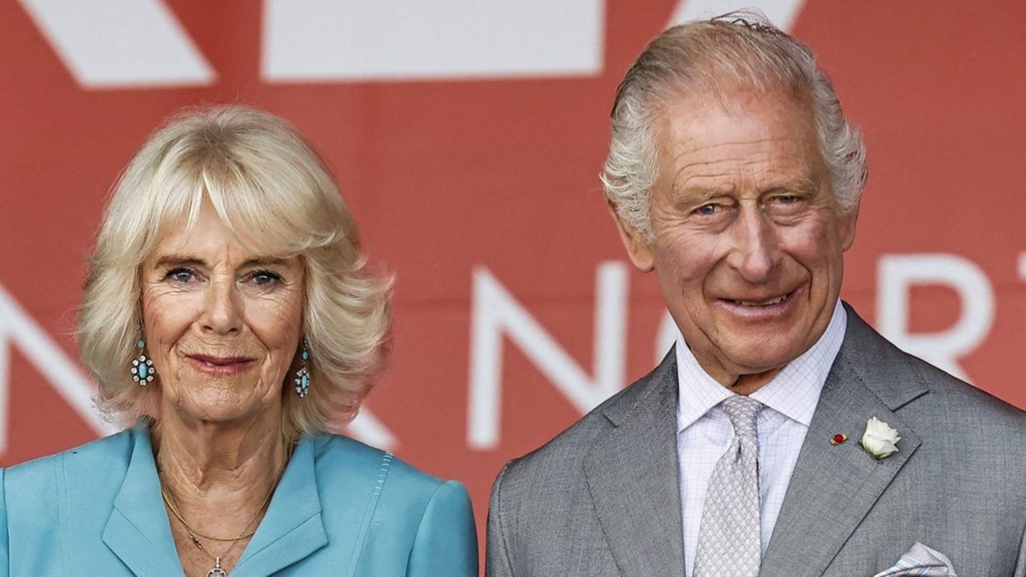 Charles-und-Camilla-danken-den-Helfern.jpg