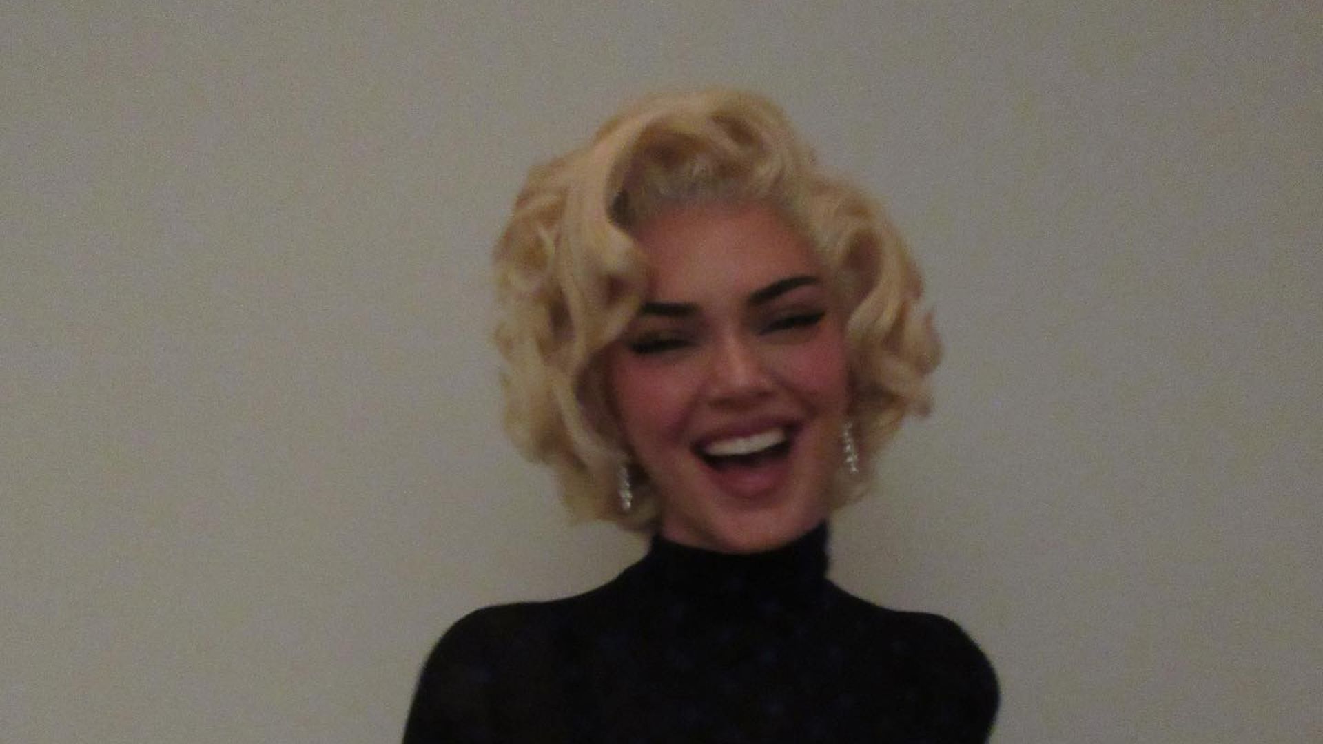 Genau-wie-Kim-Kardashian-Kendall-Jenner-ehrt-Marylin-Monroe.jpg