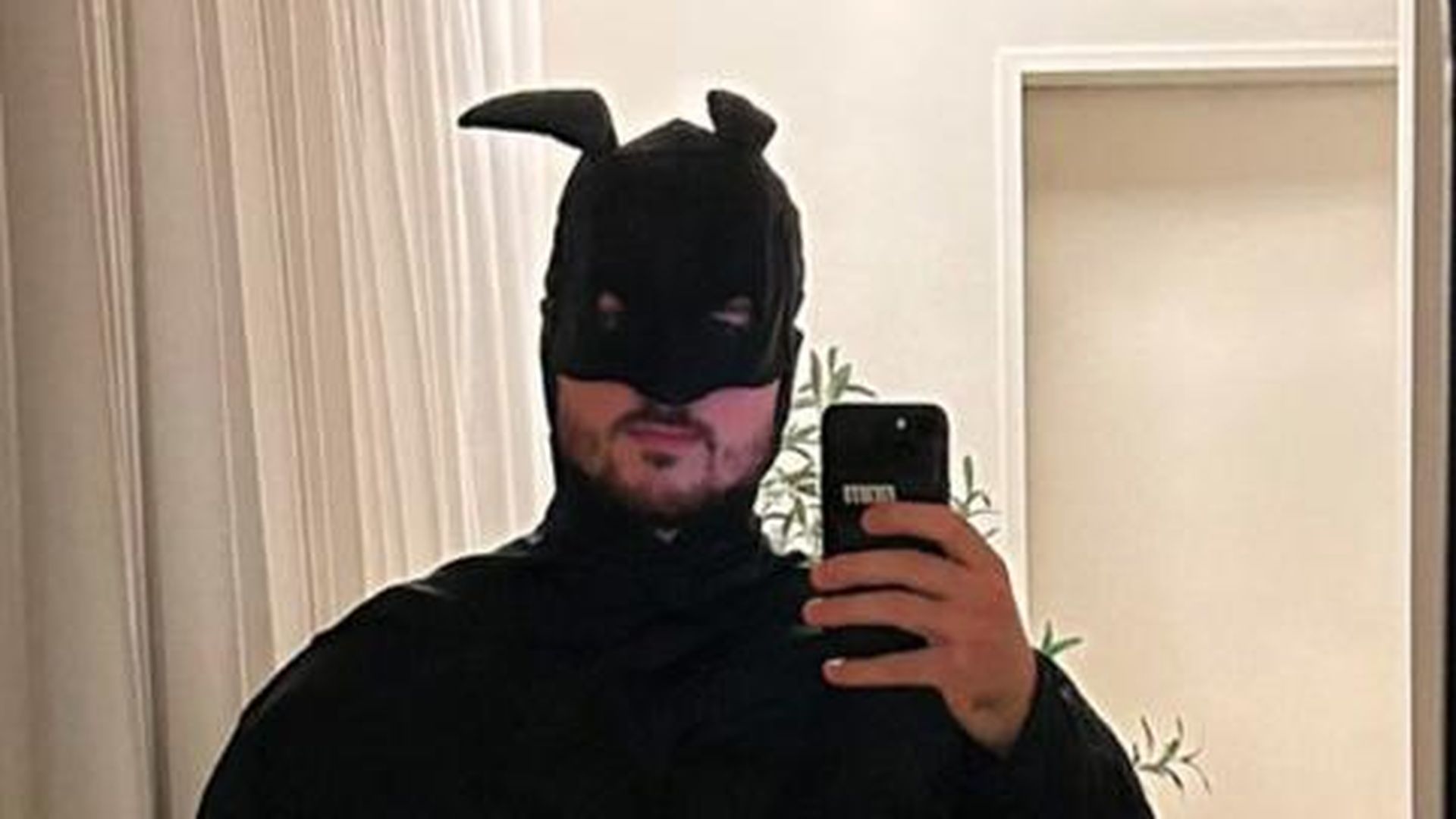 Halloween-Fail-Jannik-Kontalis-Batman-Kostuem-ist-ein-Flop.jpg