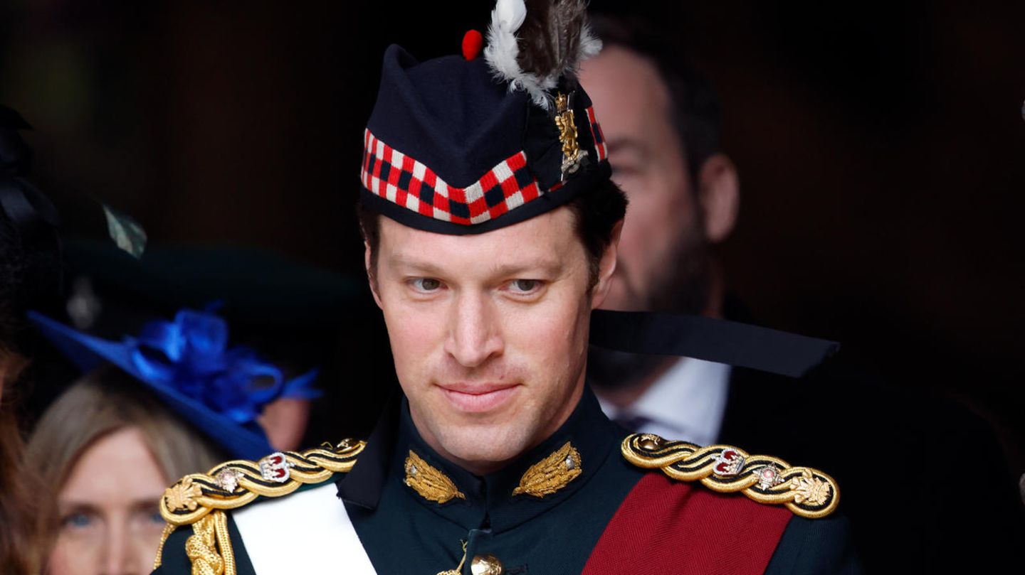 Koenig-Charles-Sein-Equerry-Major-Johnny-wird-befoerdert-–-und-Fans-sind-begeistert.jpg