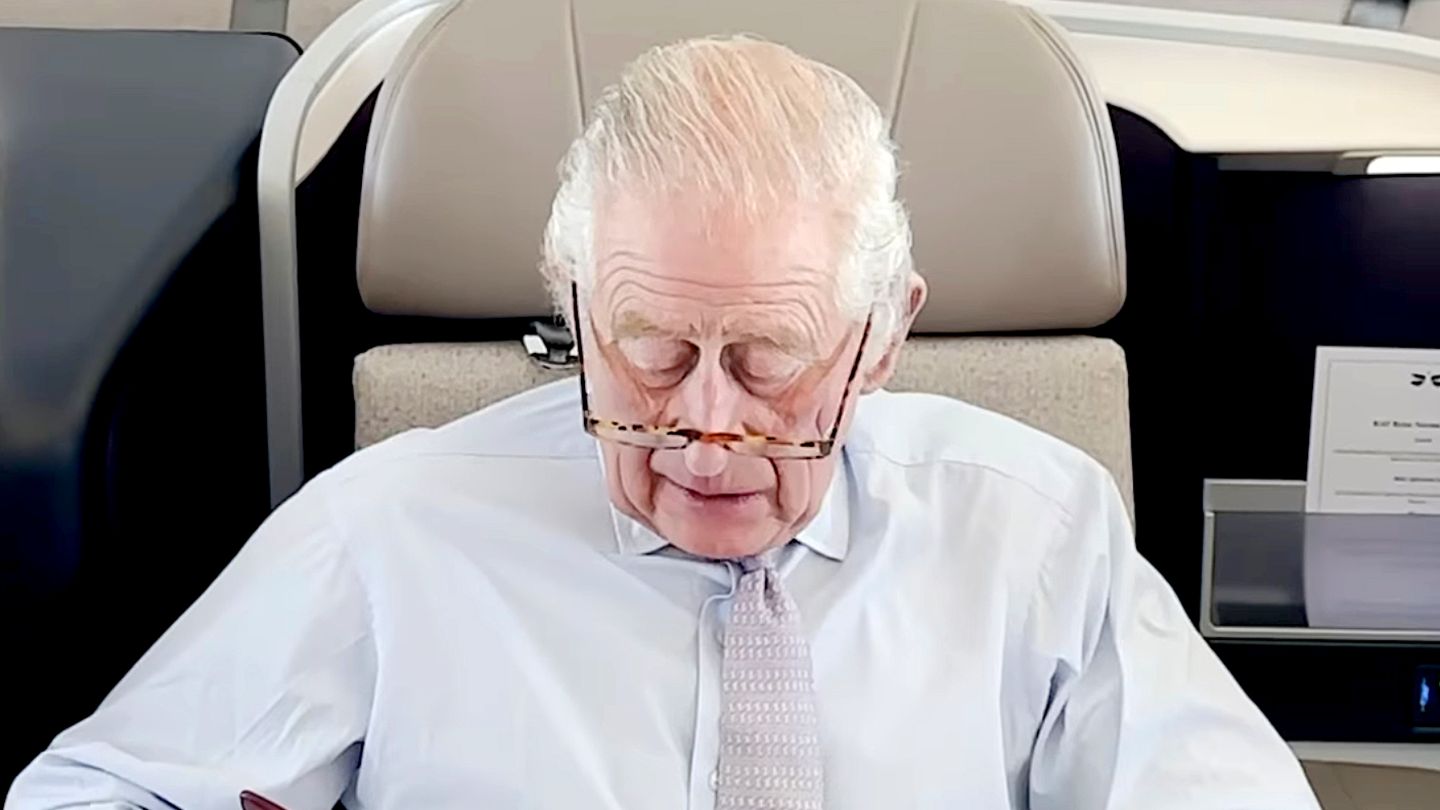 Koenig-Charles-Seltenes-Video-aus-dem-Privatjet-–-doch-ein-Detail-faellt-auf.jpg
