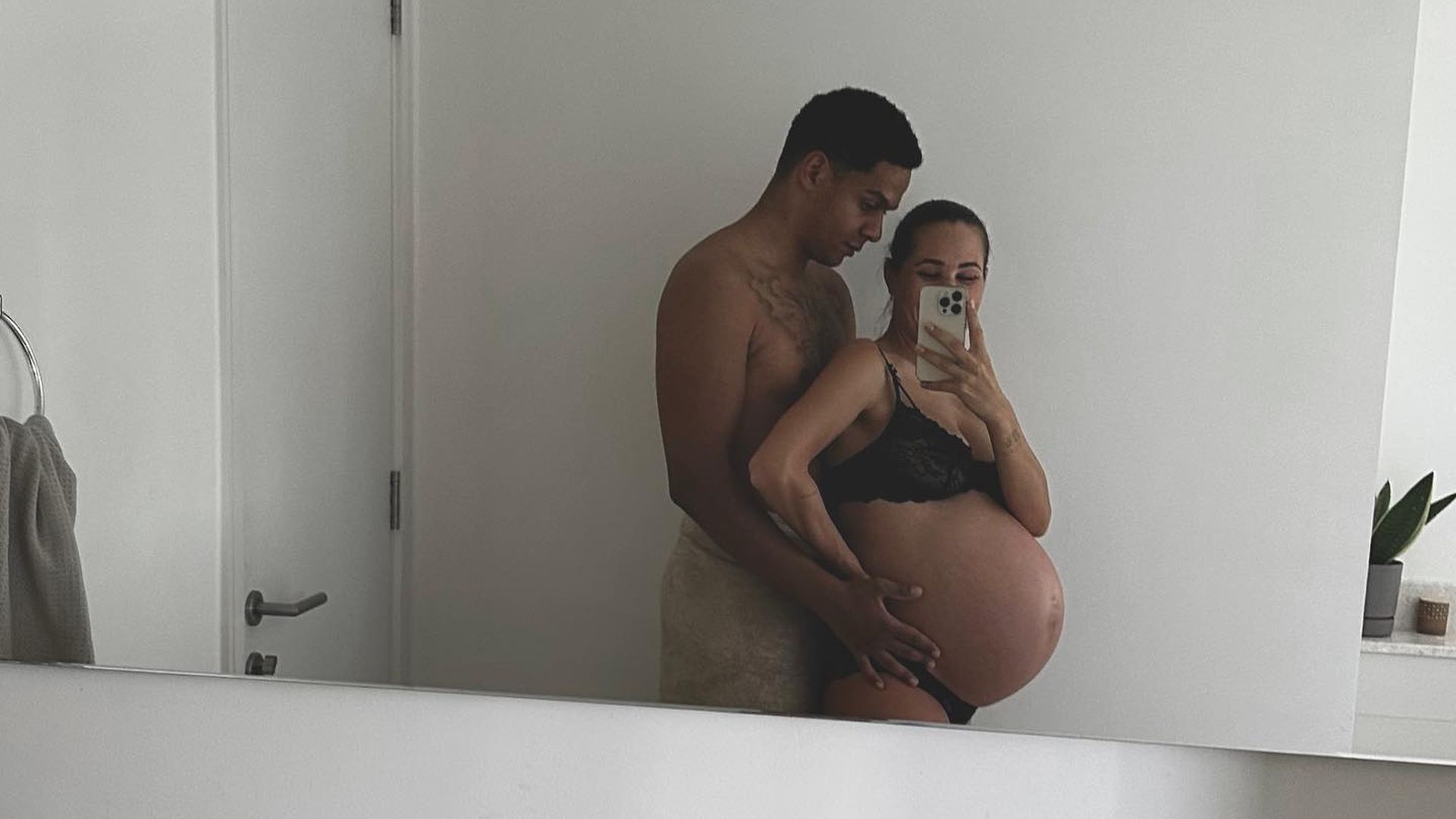 Kurz-vor-Entbindung-Nina-Noel-zeigt-ihren-XXL-Babybauch.jpg