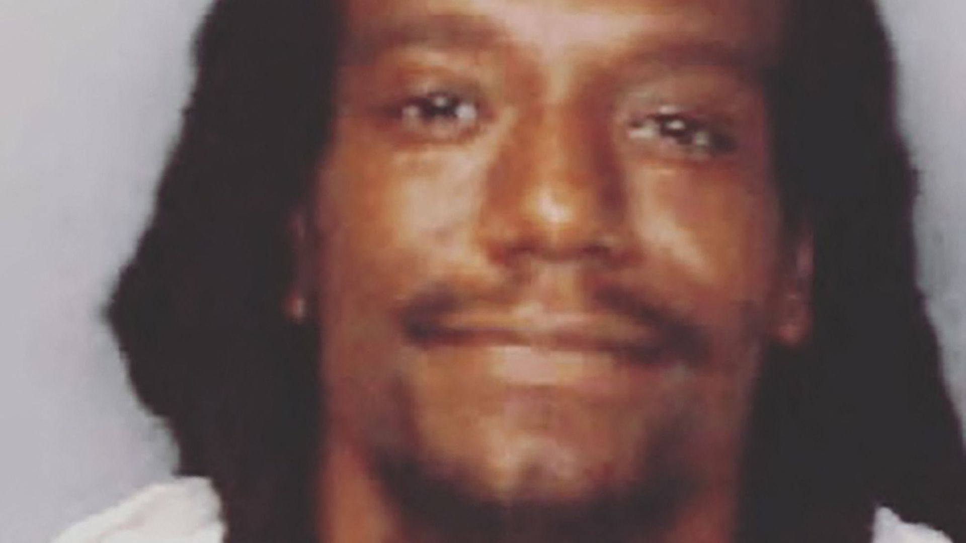 Makaber-Ex-NFL-Star-Sergio-Brown-laechelt-auf-Polizeifoto.jpg