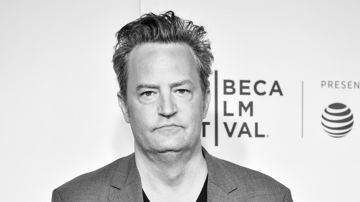 Matthew-Perry-†-Bewegende-Aufnahmen-Eltern-eilen-zu-seinem-Zuhause.jpg
