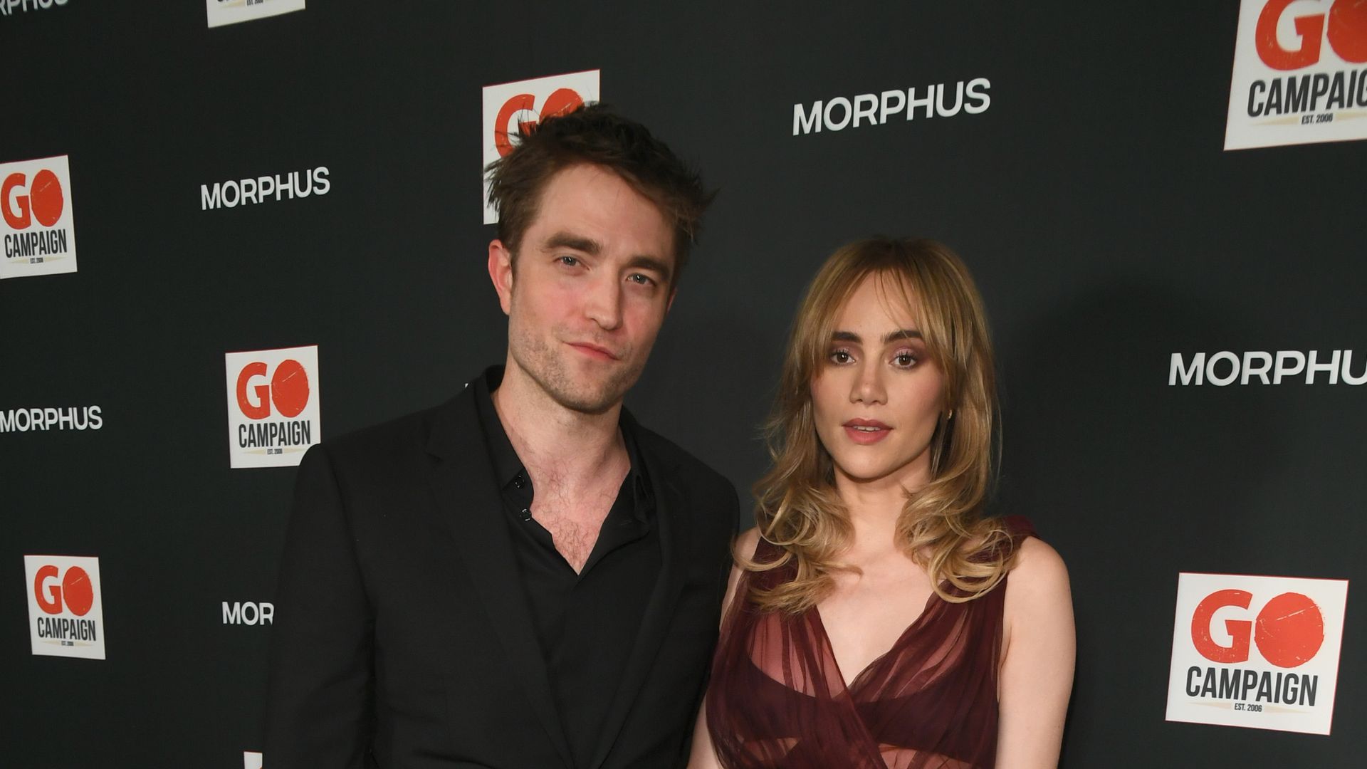 Robert-Pattinson-und-Suki-Waterhouse-strahlen-auf-Red-Carpet.jpg