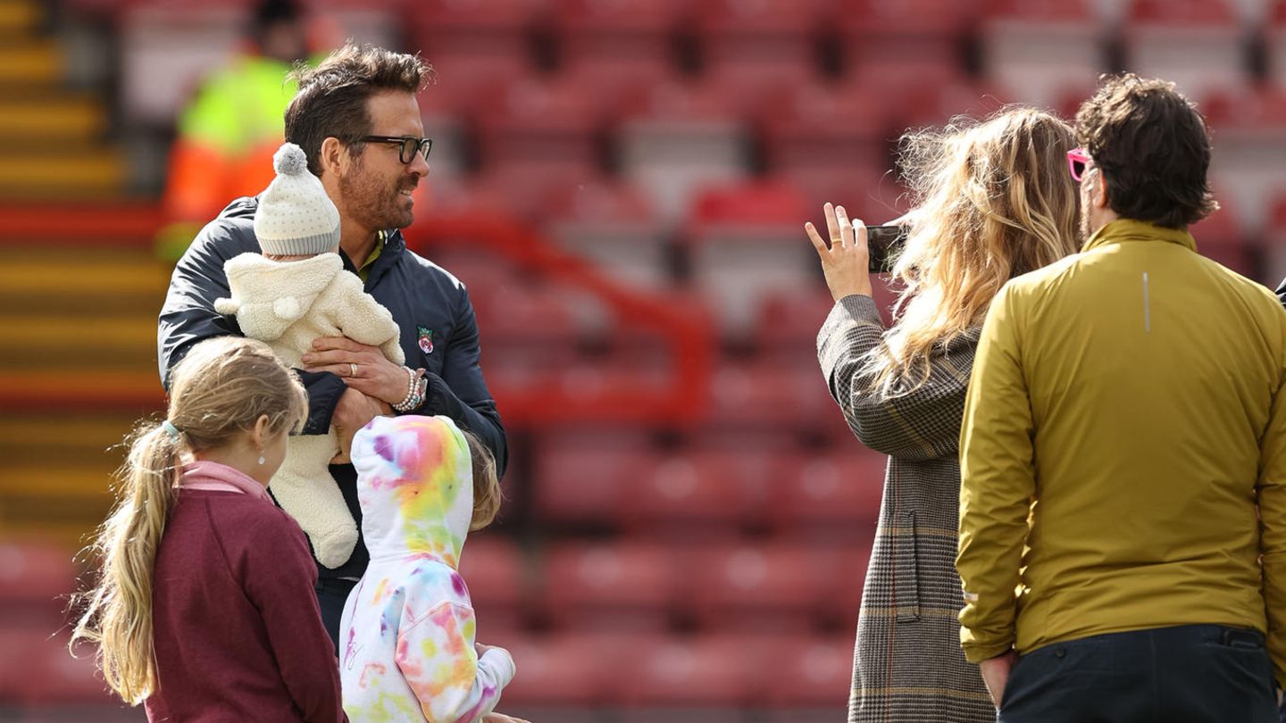 Ryan-Reynolds-Er-gewaehrt-seltene-Einblicke-in-sein-Familienleben-mit-vier-Kindern.jpg