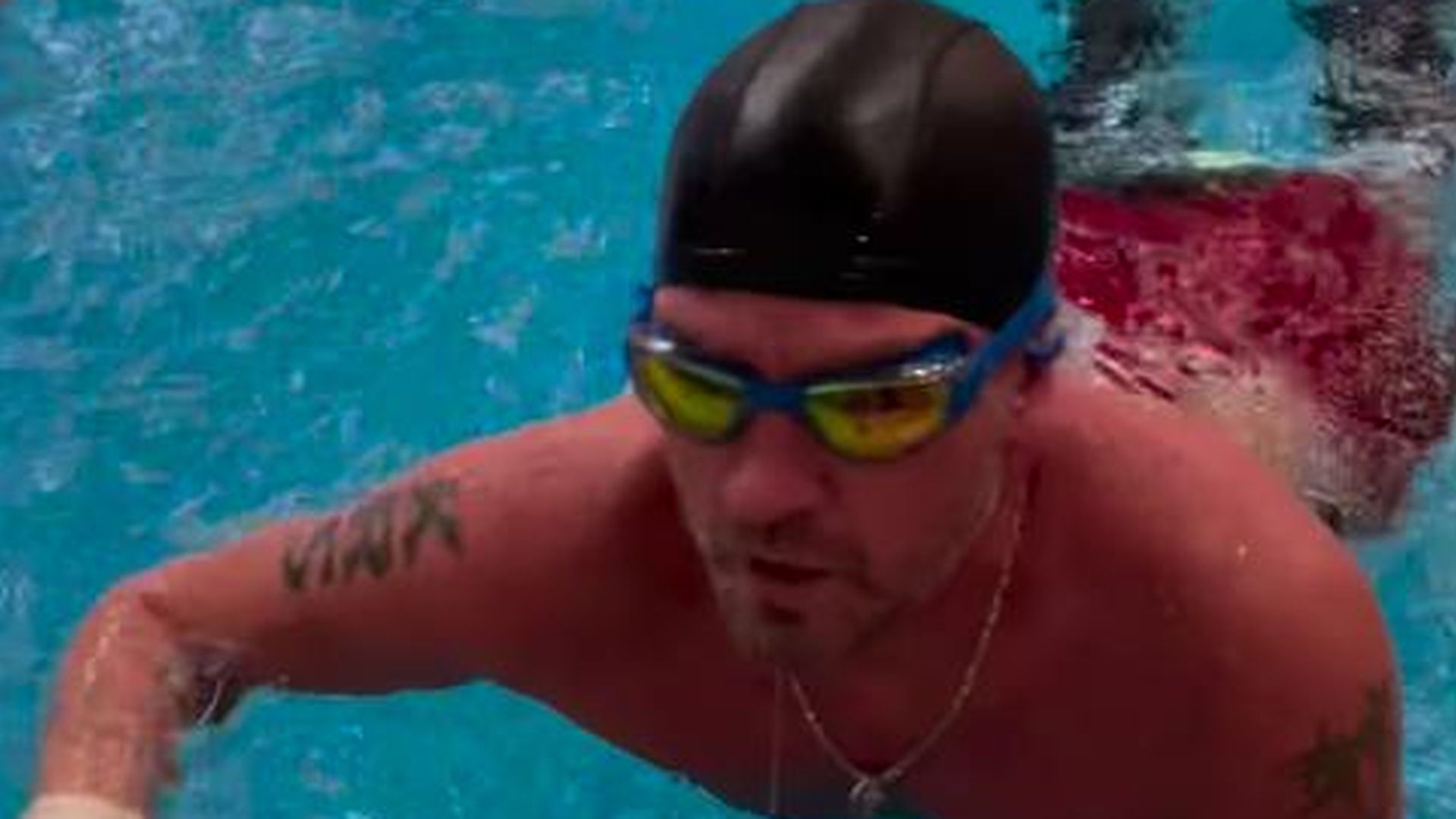 Trotz-amputierter-Haende-und-Fuesse-Roman-Kostomarow-schwimmt.jpg