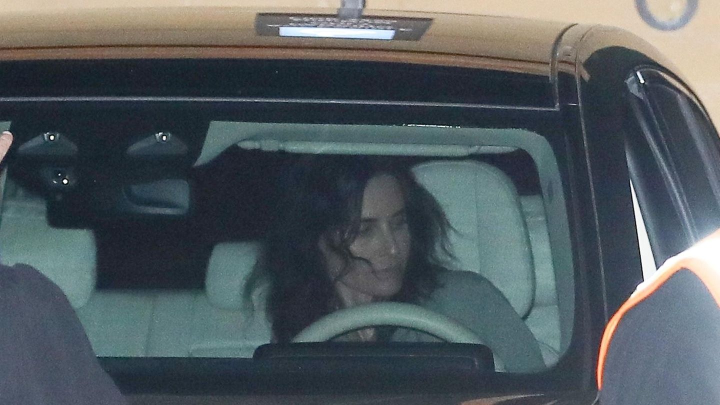 Courteney-Cox-Traurig-und-niedergeschlagen-Sie-zeigt-sich-erstmals-nach-Matthew-Perrys-Tod.jpg