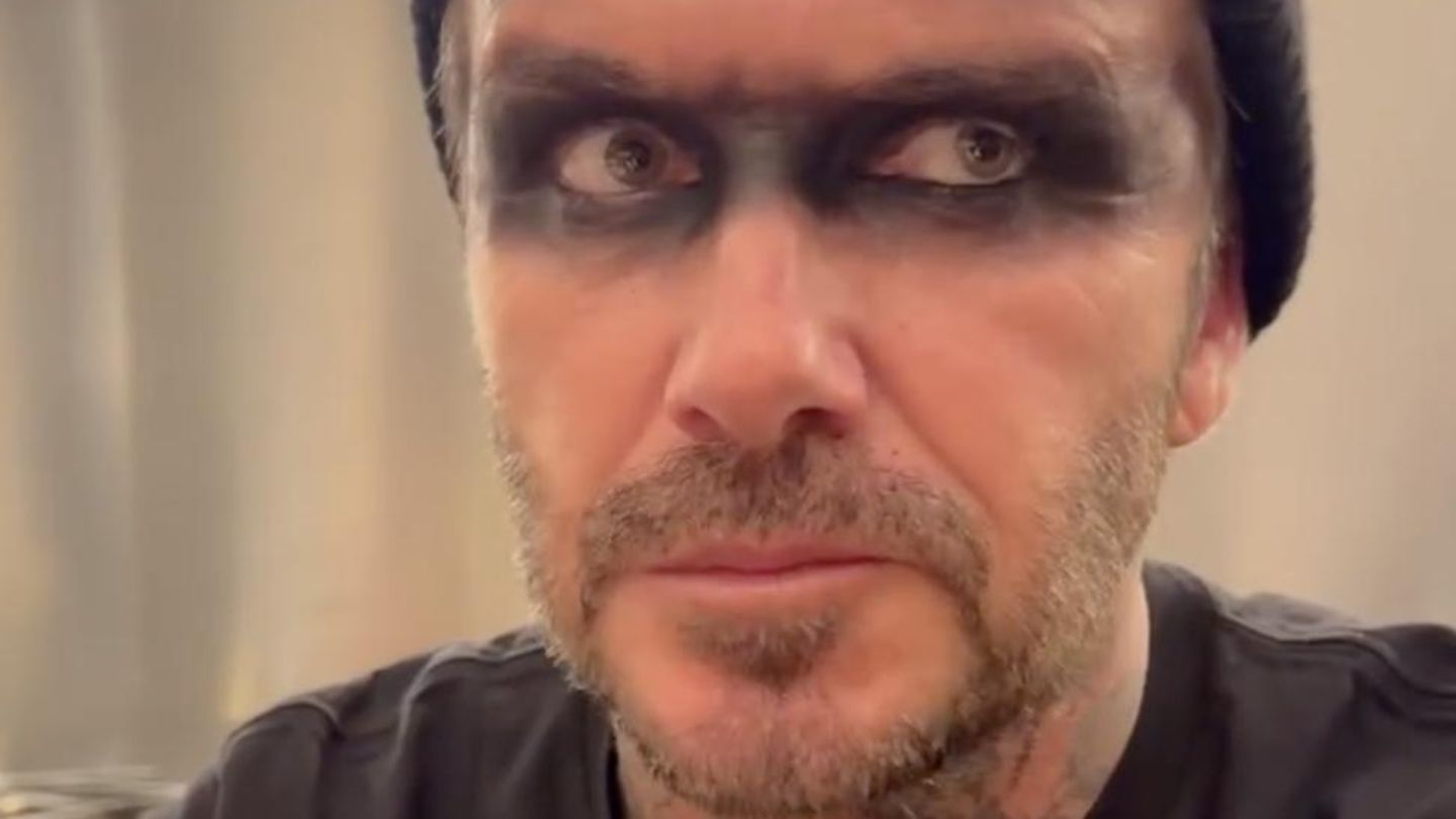 David-Beckham-Diesen-Scherz-ueber-seine-Smokey-Eyes-kann-sich-Victoria-nicht-verkneifen.jpg