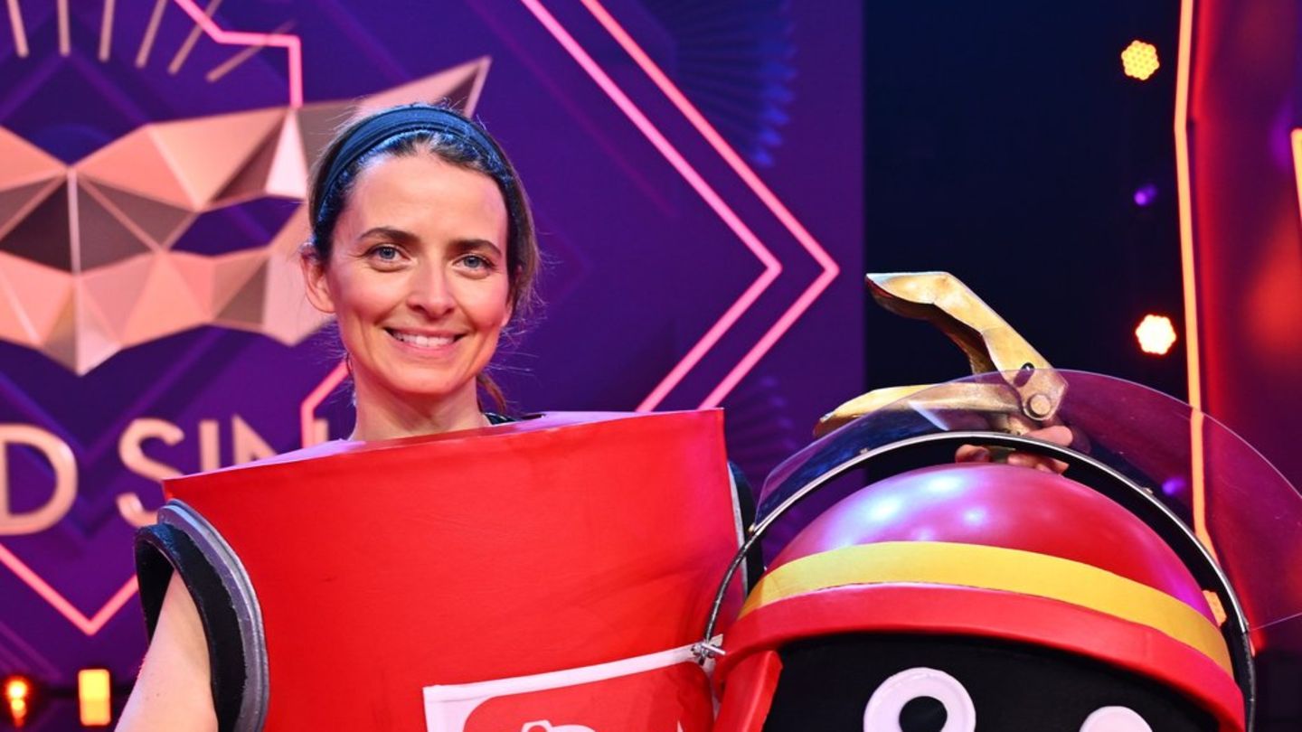 Eva-Padberg-steckte-unter-dem-Feuerloescher.jpg