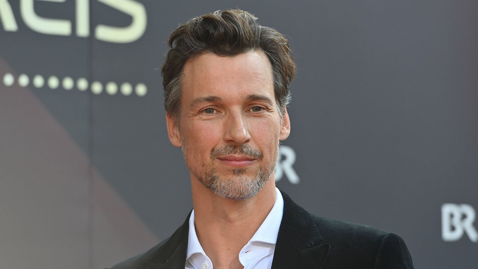 Florian-David-Fitz-Ungewohnt-privat-Er-ruft-Hausgenossin-und-Kinder-in-TV-Show-an-InTouch.jpg