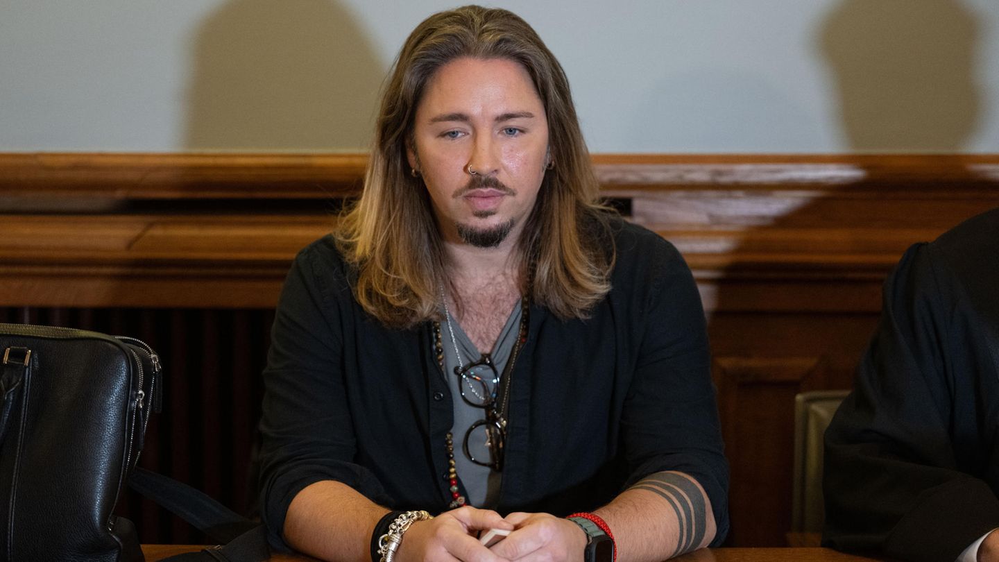 Gil-Ofarim-Er-erscheint-mit-der-Kette-im-Gericht-die-alles-ins-Rollen-brachte.jpg