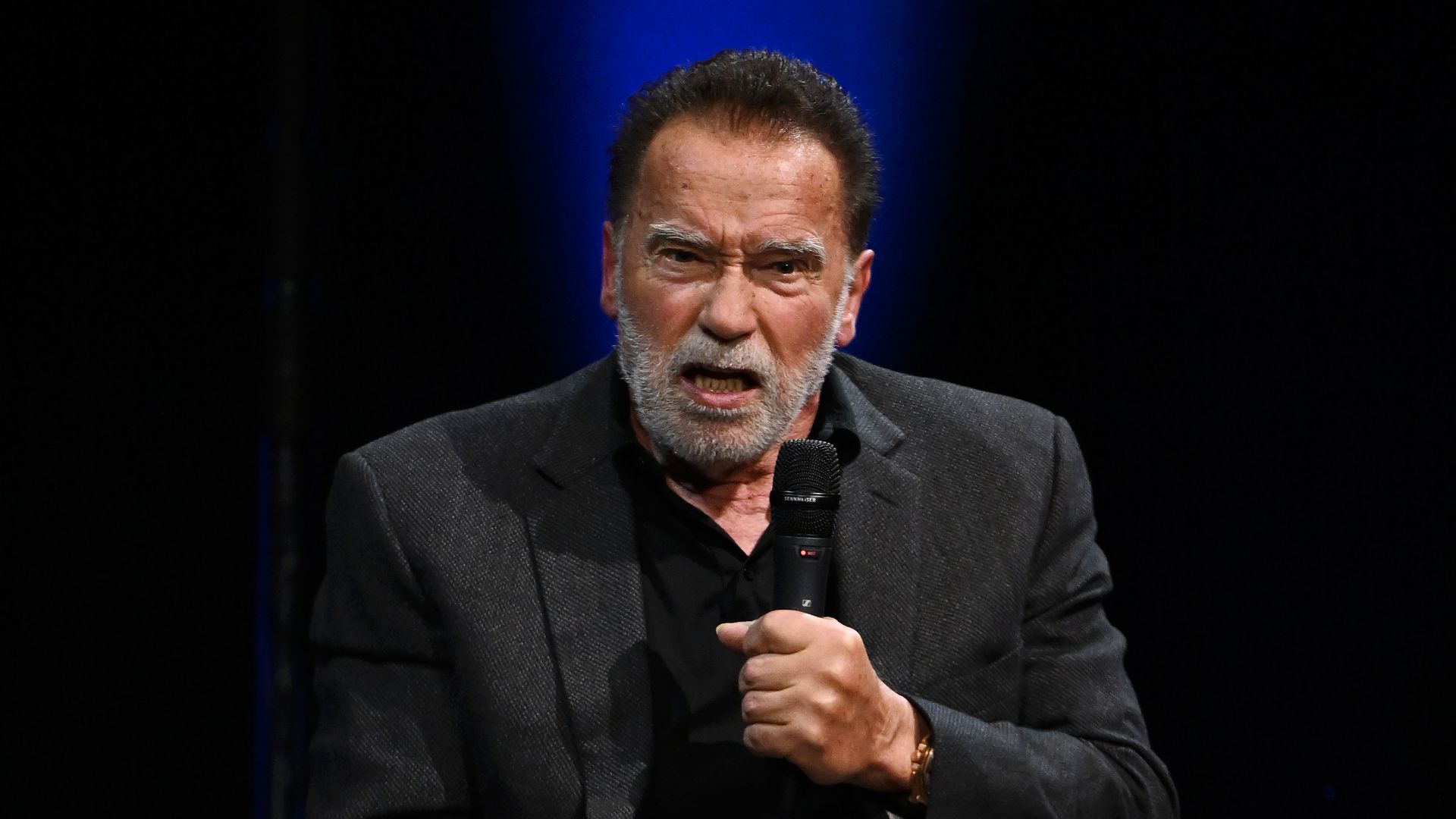Schuhe-verbrannt-Arnold-Schwarzenegger-war-als-Vater-streng.jpg
