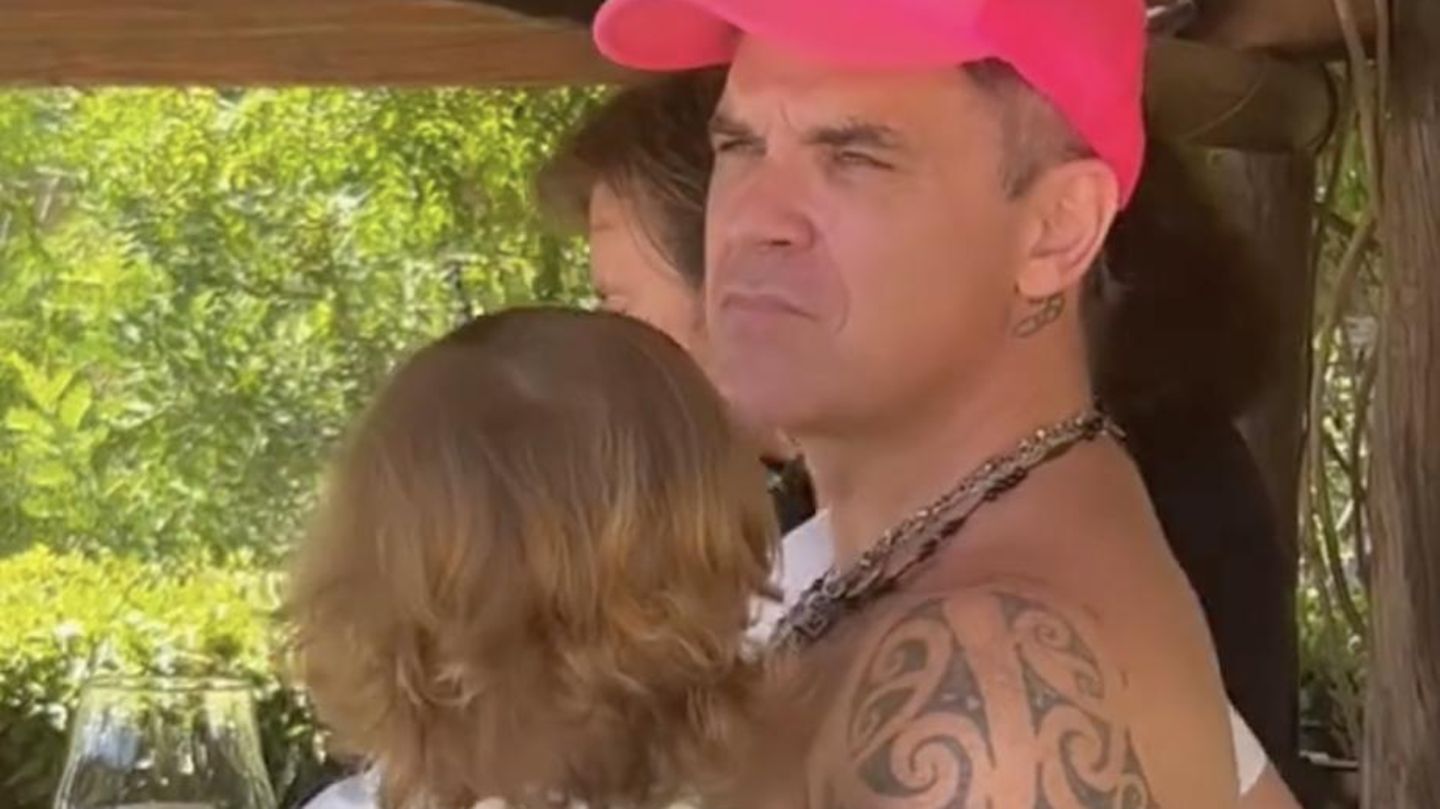 Sensation-Robbie-Williams-zeigt-zum-ersten-Mal-das-Gesicht-seiner-Tochter-Teddy.jpg
