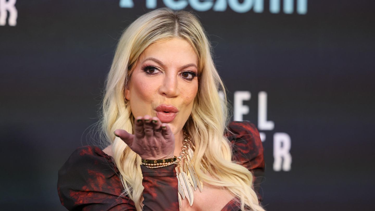 Tori-Spelling-Heisse-Kuesse-Nach-Ehe-Aus-zeigt-sie-sich-frisch-verliebt.jpg