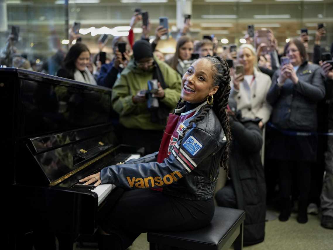 Alicia-Keys-mit-Ueberraschungsauftritt-in-Londoner-Bahnhof.jpg