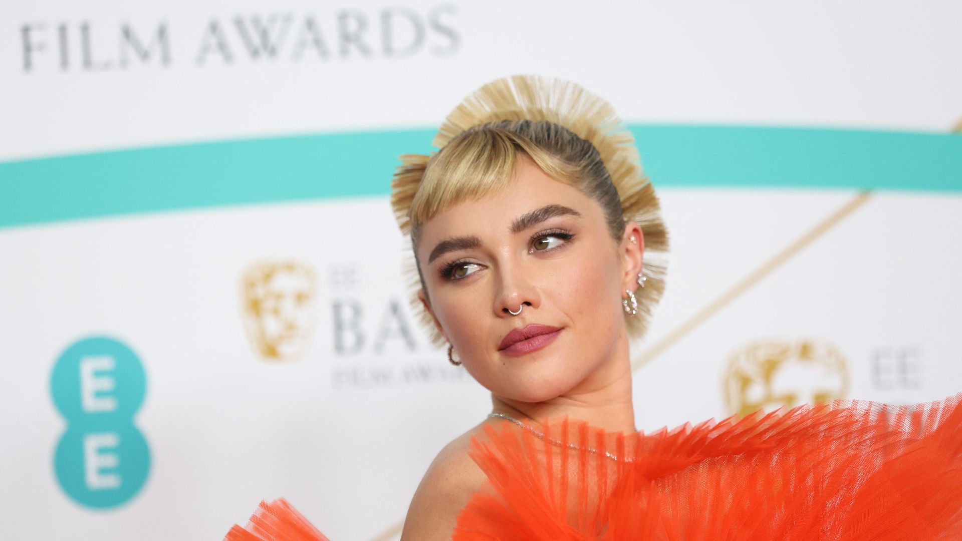 Das-ging-ins-Auge-Florence-Pugh-wurde-von-etwas-getroffen.jpg
