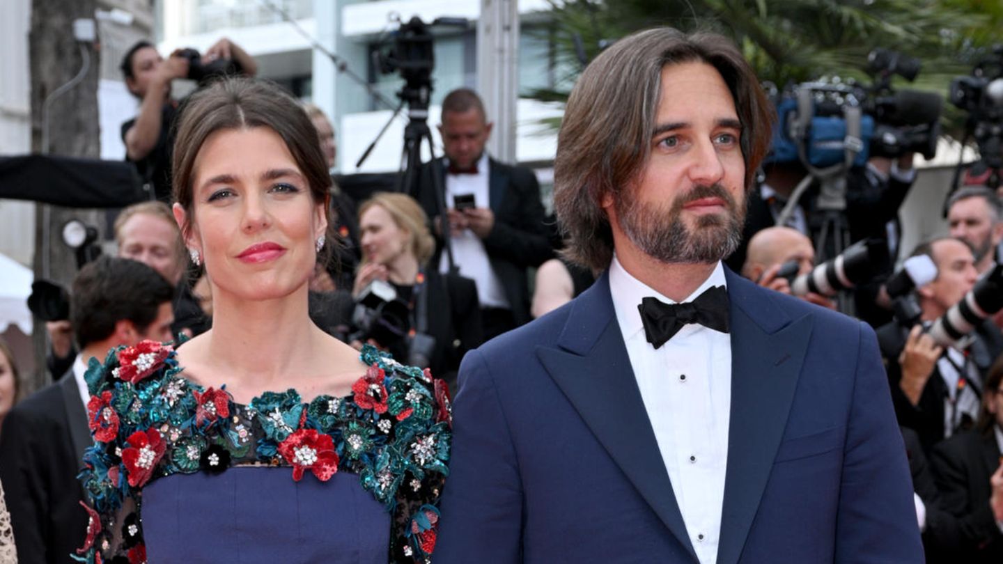 Hat-mein-Leben-veraendert-Charlotte-Casiraghis-Ehemann-in-vertrauter-Pose-mit-Hollywood-Schoenheit.jpg
