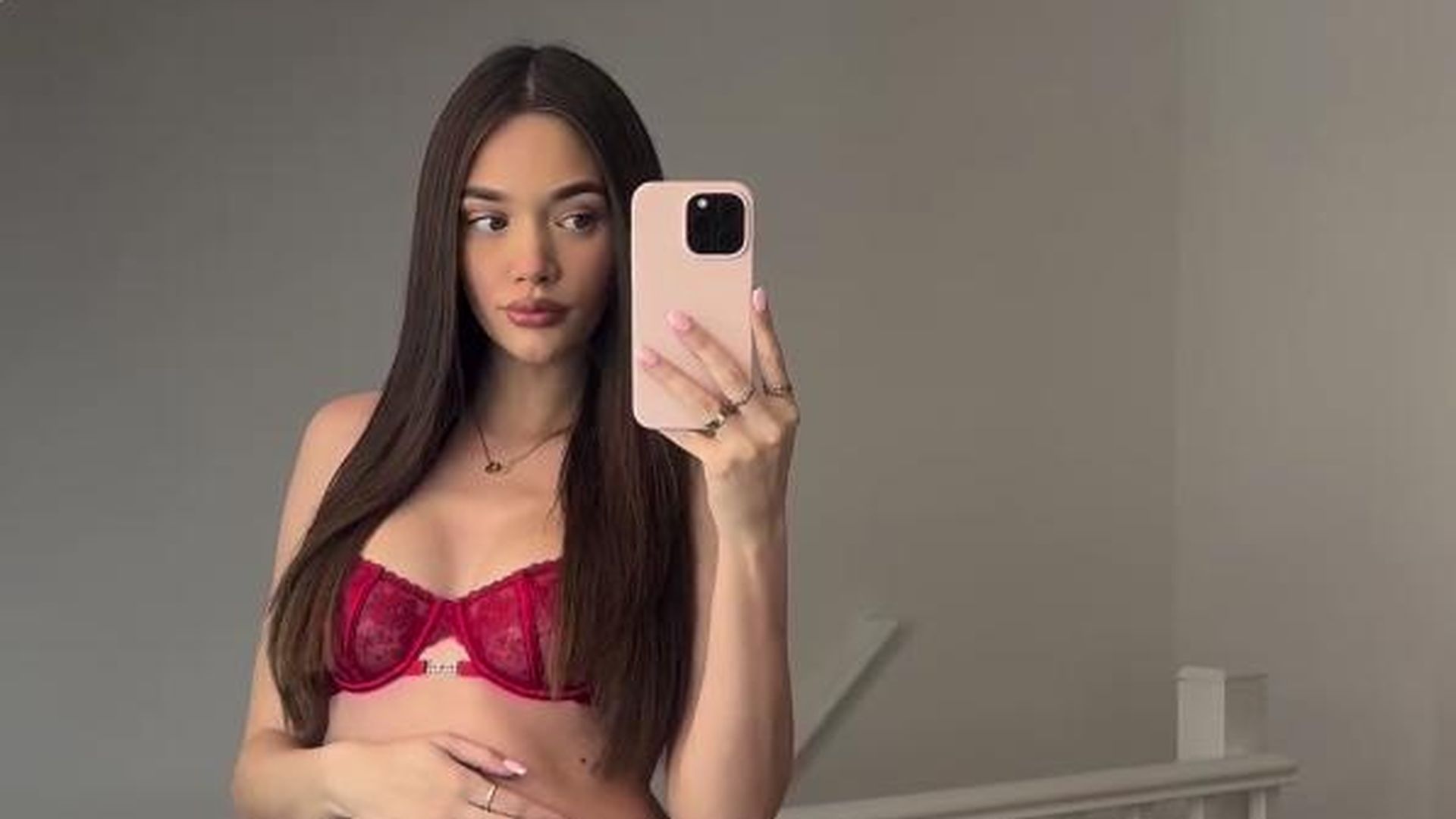In-Dessous-Phoebe-Tomlinson-setzt-ihren-Babybauch-in-Szene.jpg