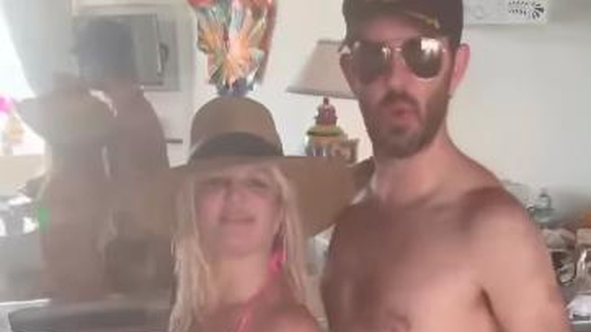 Wieder-vergeben-Britney-Spears-tanzt-halb-nackt-mit-Mann.jpg